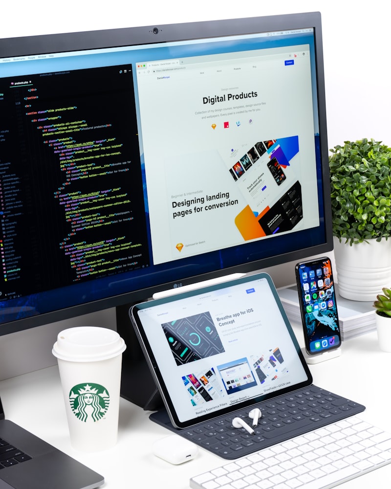 Espacio de trabajo moderno con pantallas mostrando interfaces de diseño web